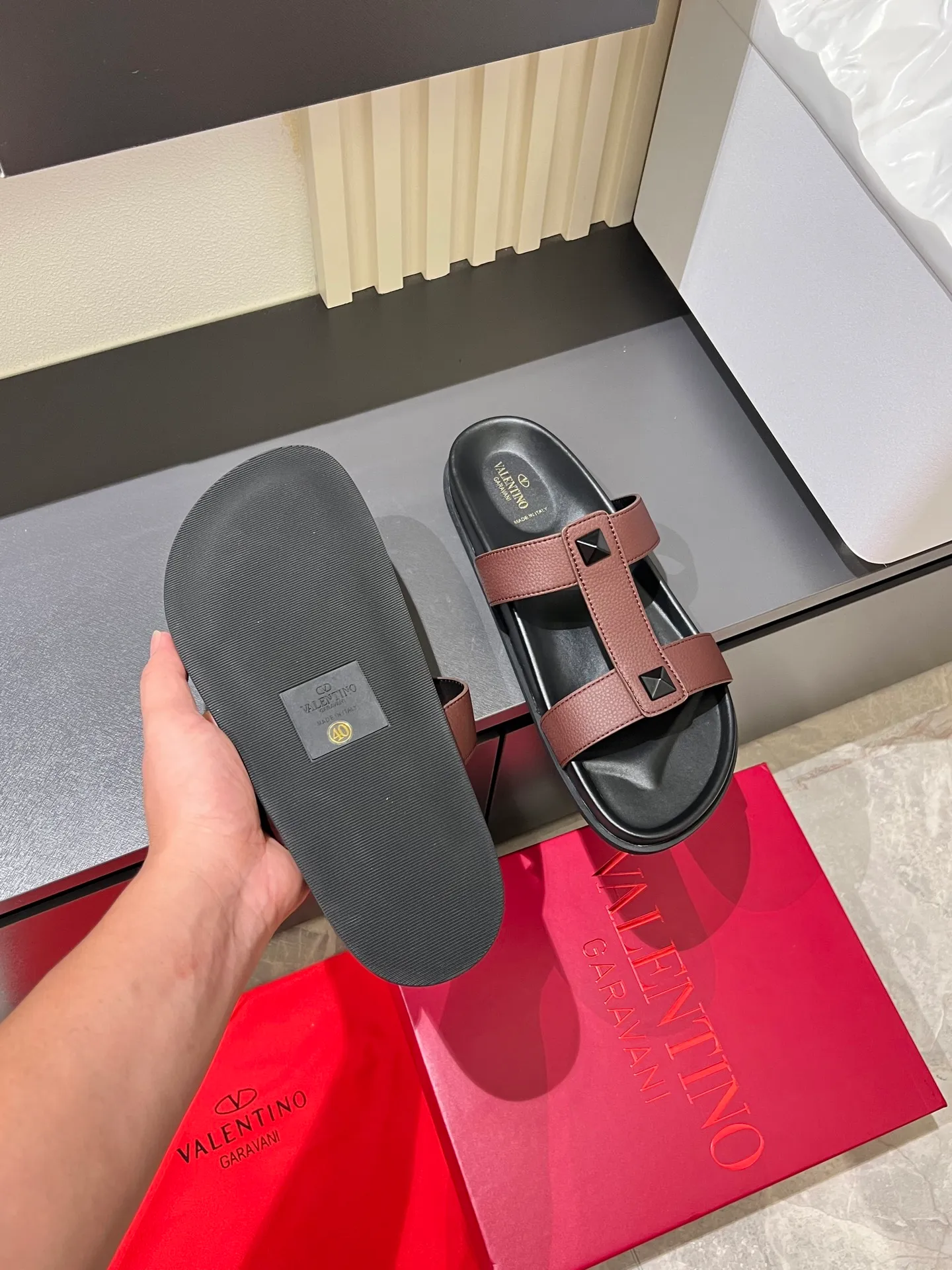 Men's shoes 💰p300 VALENTINO Men's 🧍‍♂️ Spring and summer new style metal logo flat slippers, elegant sandals, the same style worn by celebrities, original molding, imported calfskin. Rubber outsole. Soft and durable, full set of counter packaging size: 39-44 (.45.46 customized)